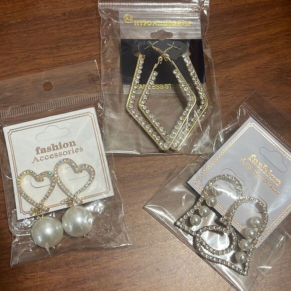 NIP- Chunky Rhinestone Earrings - Picture 1 of 5